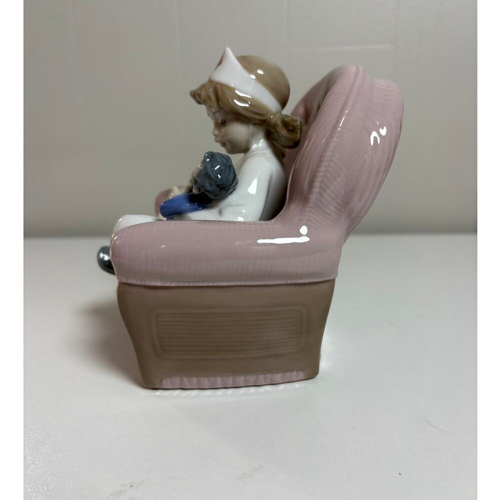 NAO Handmade in Spain by Lladro Girl Playing Nurse #1055 Figurine - Picture 3 of 9